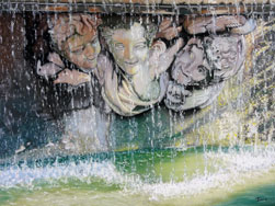 pastel d'une fontaine et visages sculptés